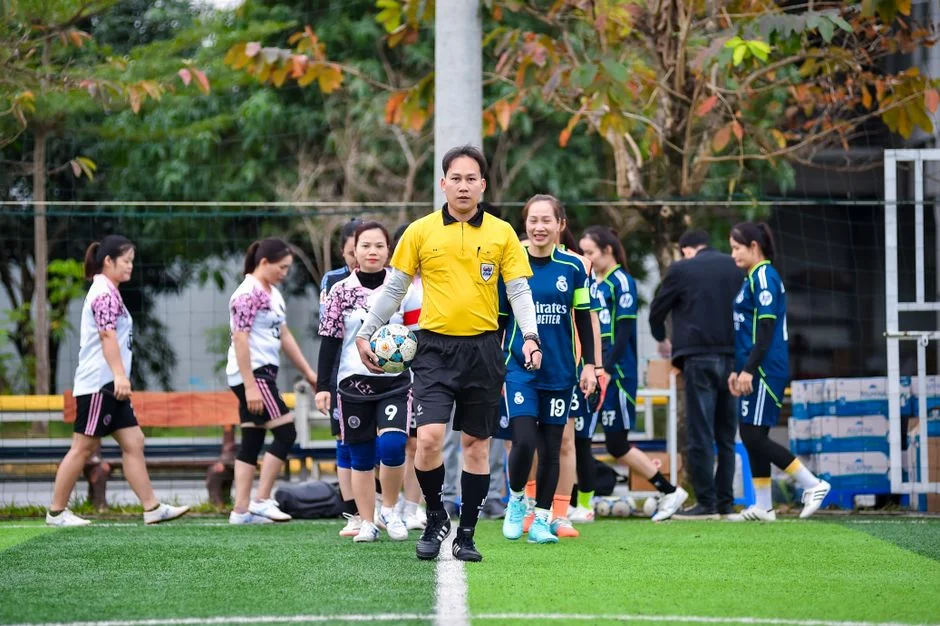皇马欧冠失利后中场失控问题复盘与安切洛蒂调整焦点